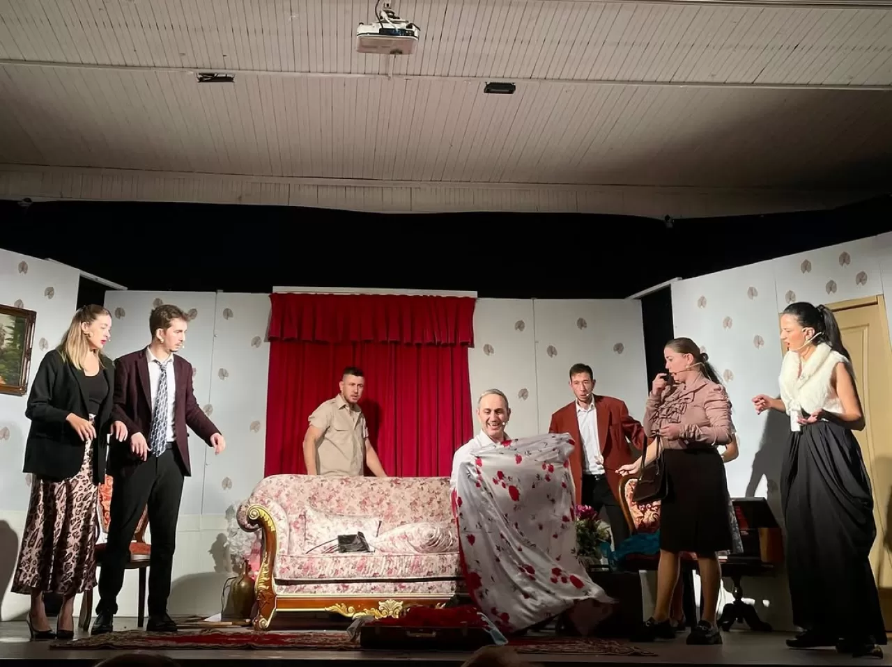 Burhaniye Belediyesi Kent Tiyatrosu Kahkaha Dolu Oyunla Sanatseverlerle Buluştu