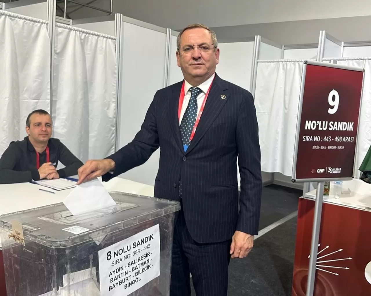 CHP'de Özgür Özel Yeniden Genel Başkan Seçildi