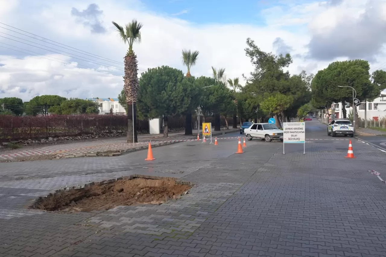 Burhaniye'de Kanalizasyon Hattı Çöktü, Siteler Bulvarı Trafiğe Kapatıldı