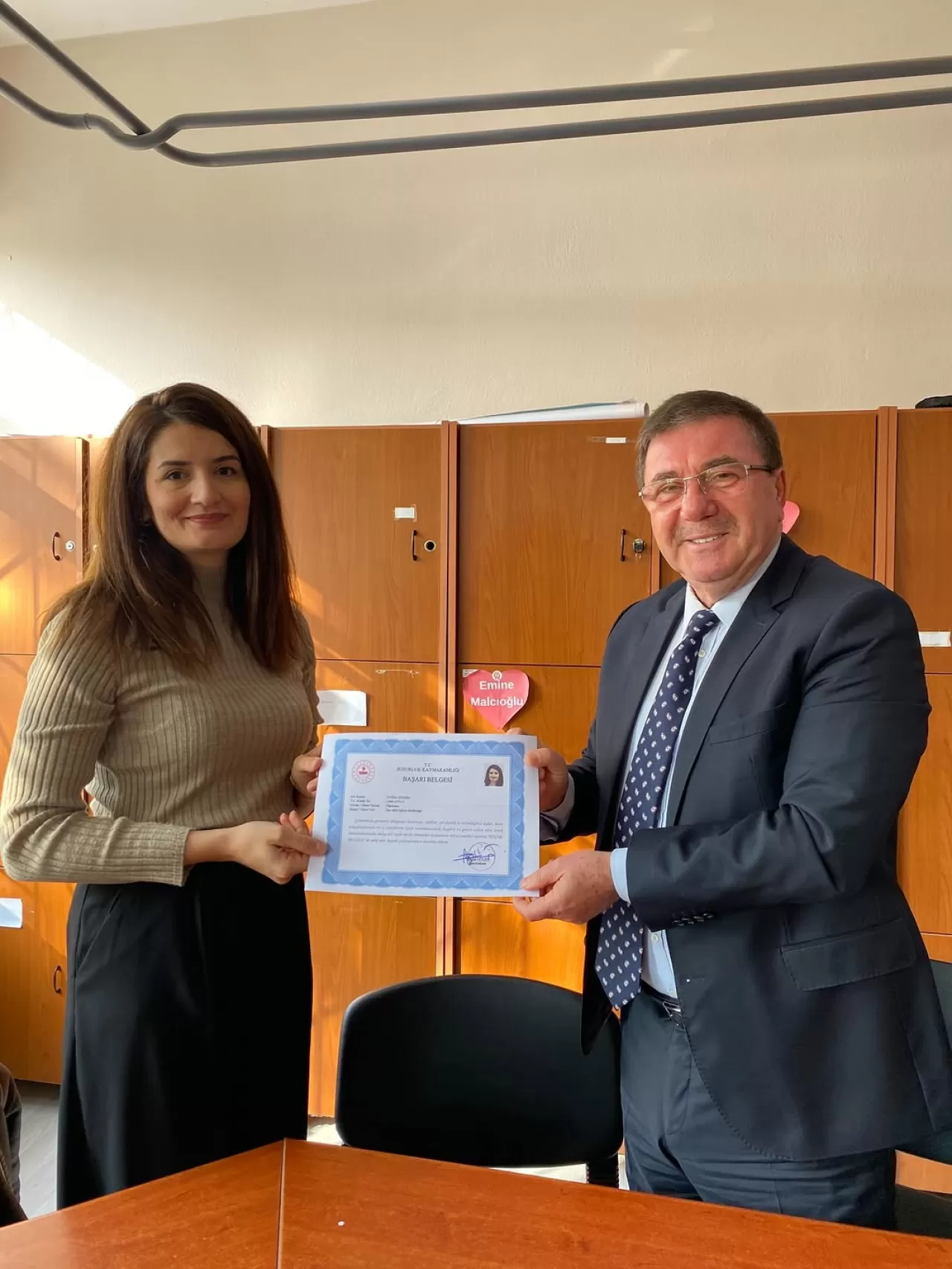 Susurluk İlçe Milli Eğitim Müdürü Öğretmenleri Ziyaret Etti ve Başarı Belgelerini Takdim Etti