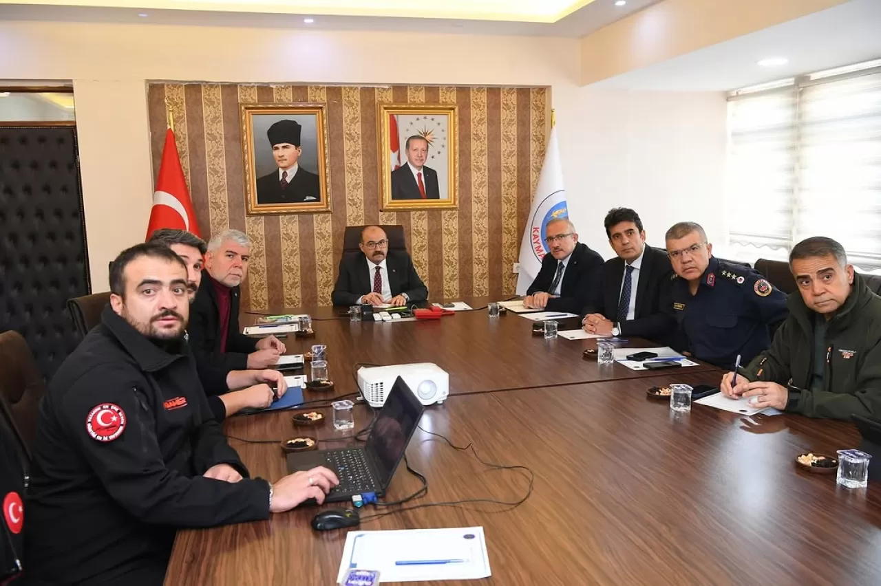 Balıkesir Valisi Ustaoğlu, Sındırgı'da Deprem Sonrası Koordinasyon Toplantısına Başkanlık Etti