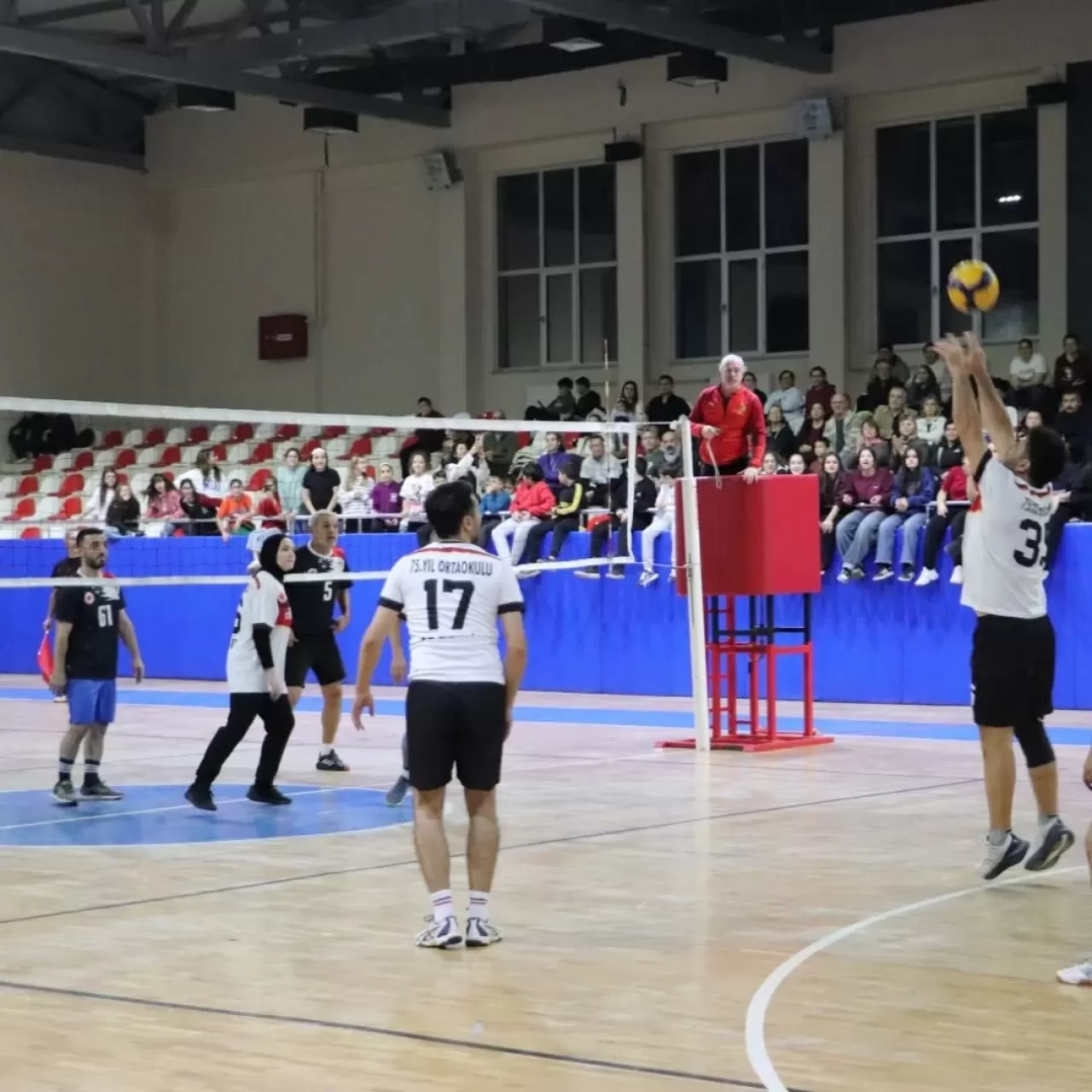 Edremit'te Öğretmenler Günü Voleybol Turnuvası Coşkusu