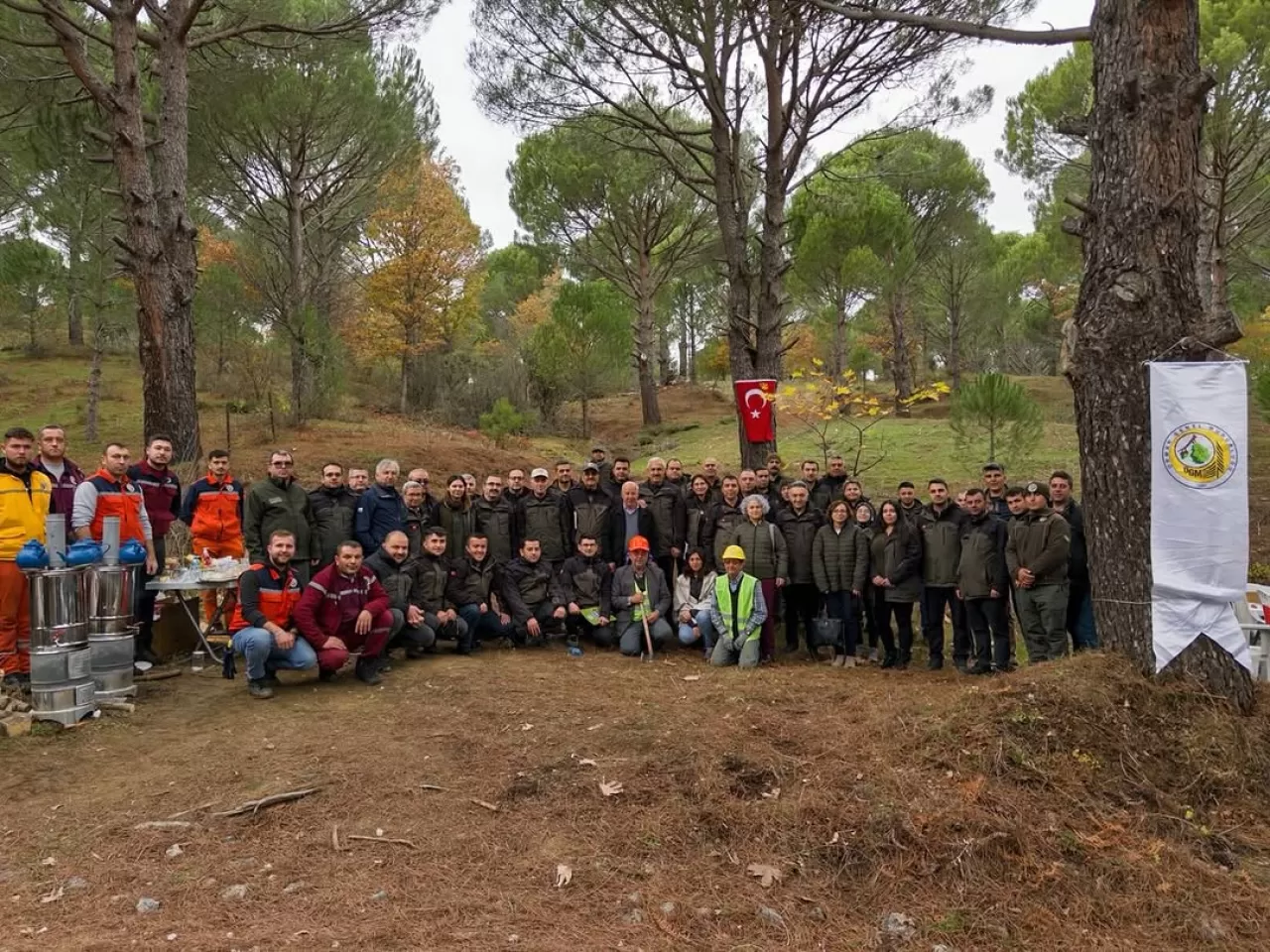 Balıkesir ve İzmir Orman Bölge Müdürlükleri'nden Fıstık Çamı Budama Tatbikatı