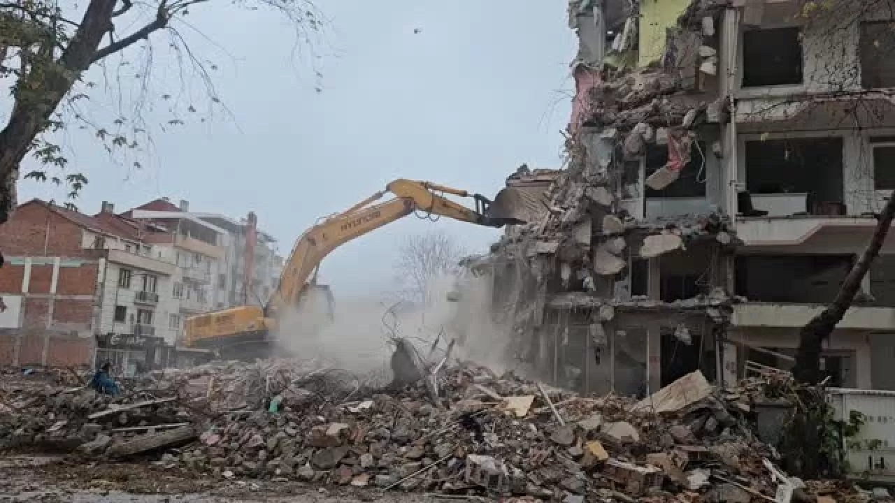 Sındırgı'da Yıkım Çalışmaları Nedeniyle Cadde ve Sokaklar Trafiğe Kapatıldı