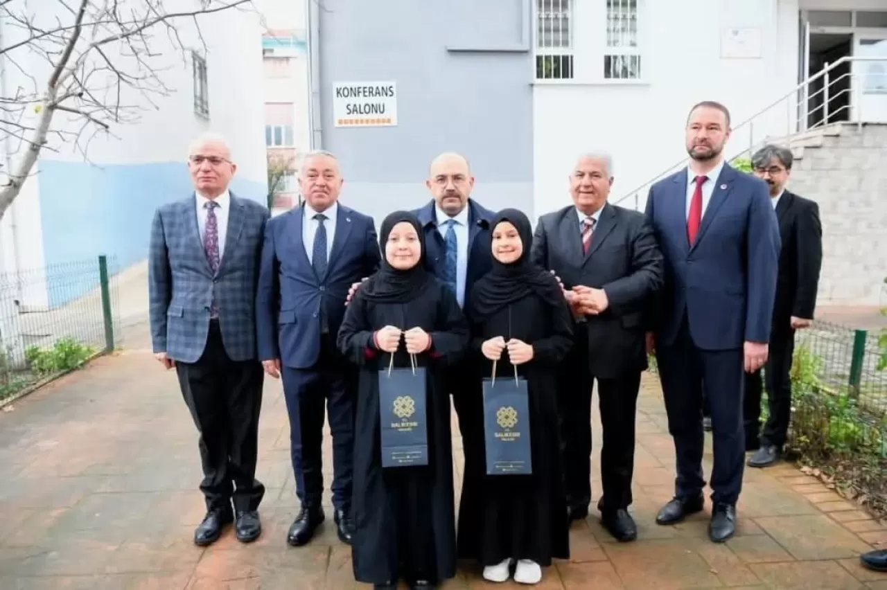 Balıkesir Valisi Ustaoğlu, Gazi İmam Hatip Ortaokulu'ndaki Hafızlık Sınıfını Ziyaret Etti