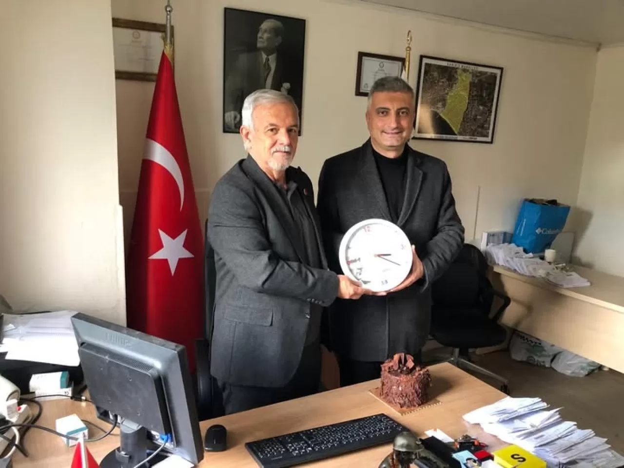 Edremit Belediyesi'nden Muhtar Demirel'e Doğum Günü Sürprizi