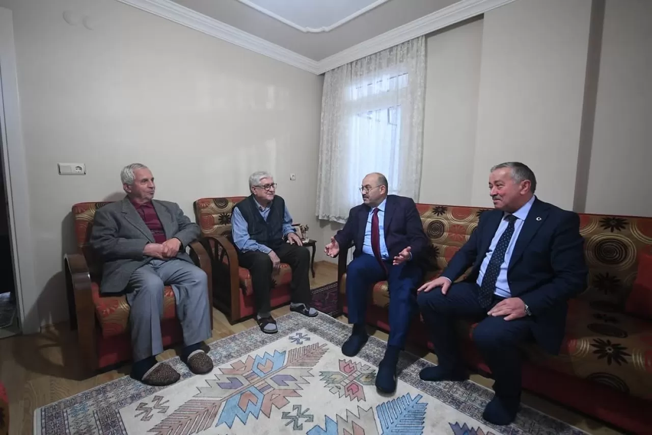 Vali Ustaoğlu, Emekli Öğretmen Burhan Güler'i Evinde Ziyaret Etti