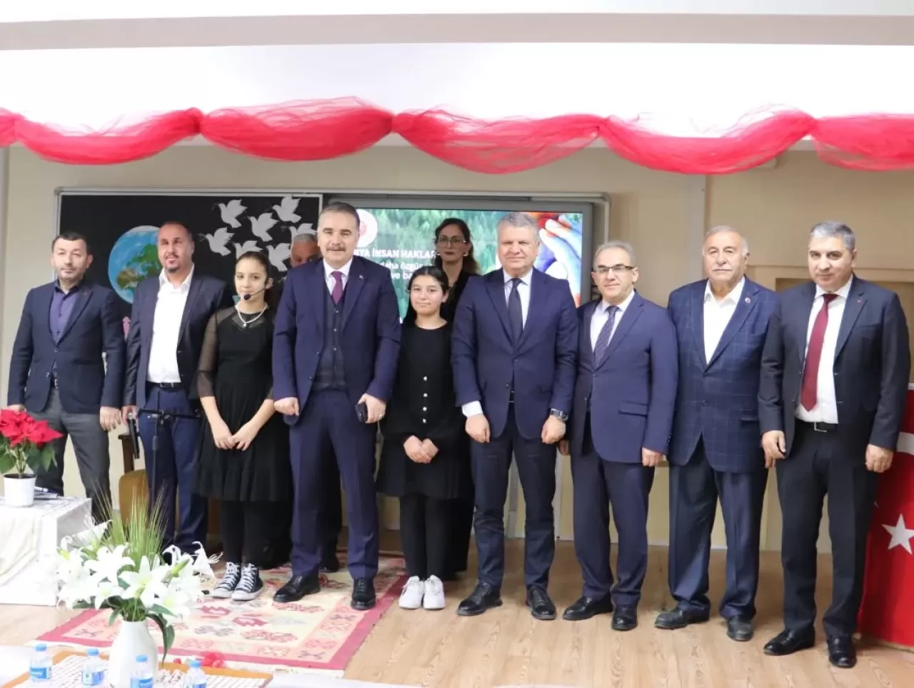 Edremit'te Dünya İnsan Hakları Günü Mevlana Ortaokulu'nda Kutlandı