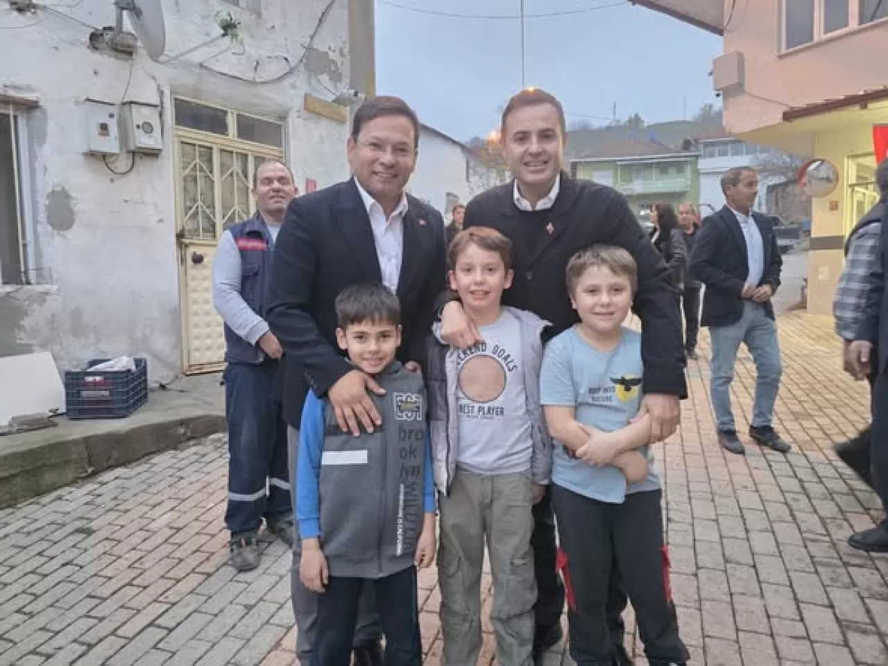 Sındırgı'da Mahalle Buluşması: Başkan Ahmet Akın Emendere'de Hemşehrileriyle Bir Araya Geldi