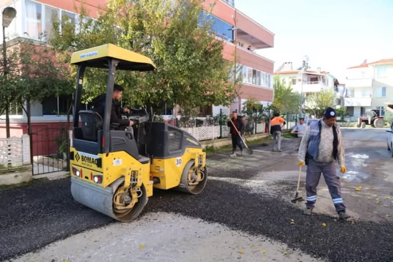 Edremit'te Altyapı Sonrası Yol Tamiratları Hız Kesmeden Devam Ediyor