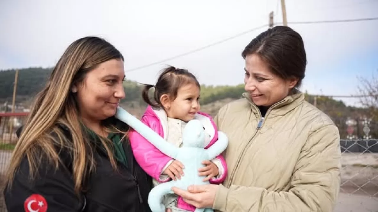 Sındırgı'da Yaşam Konteynerlerinde Kalan Aileler Ziyaret Edildi
