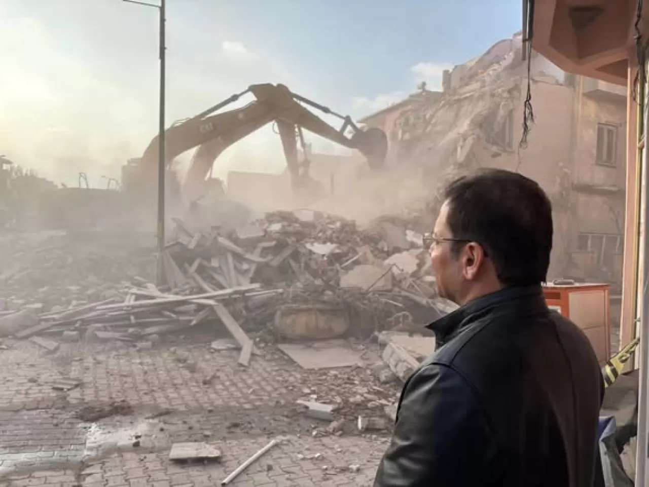 Sındırgı'da Ağır Hasar Gören Binaların Yıkım Süreci Yerinde İncelendi