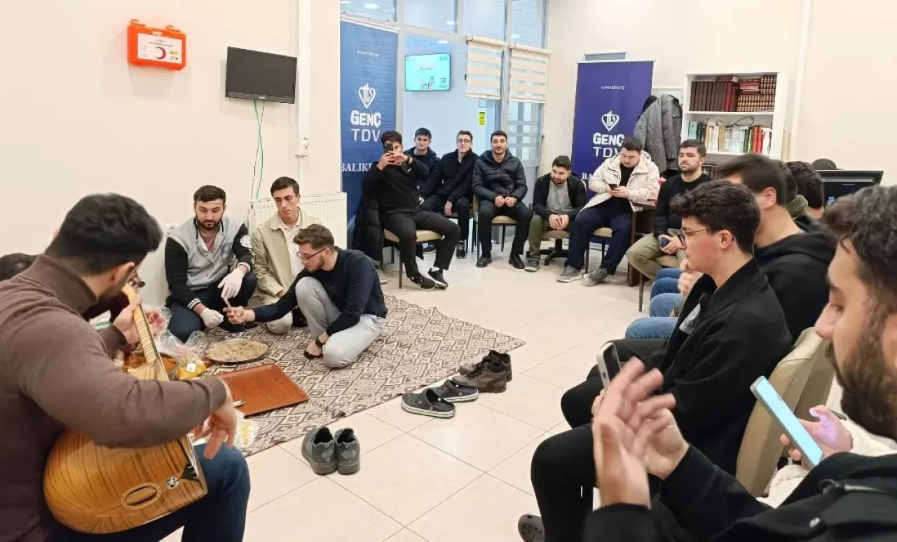 Balıkesir'de KYK Yurdundaki Öğrenciler için Meşk Eşliğinde Çiğköfte Ziyafeti