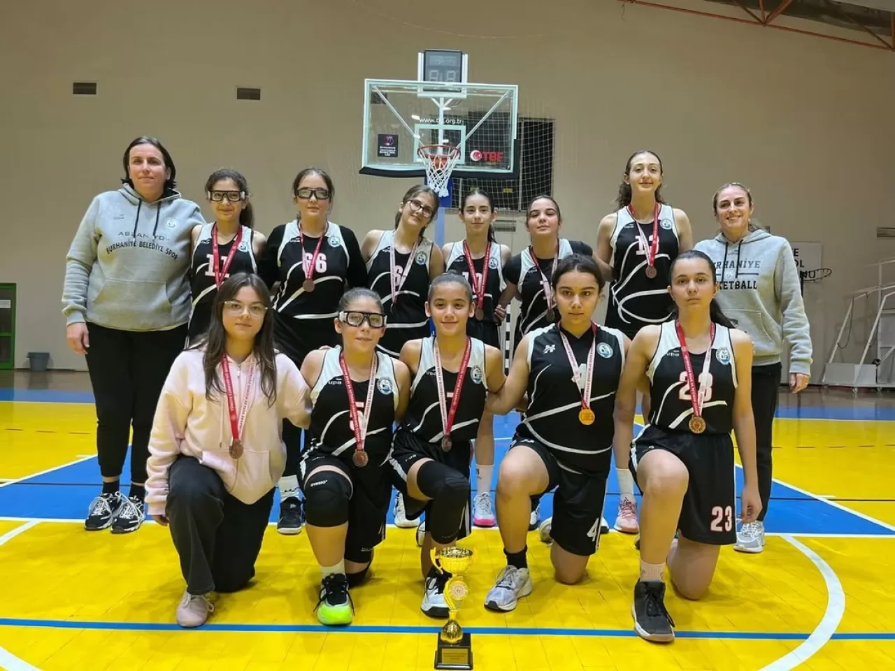 Burhaniye Belediyespor U14 Kız Basketbol Takımı Balıkesir İl Üçüncüsü