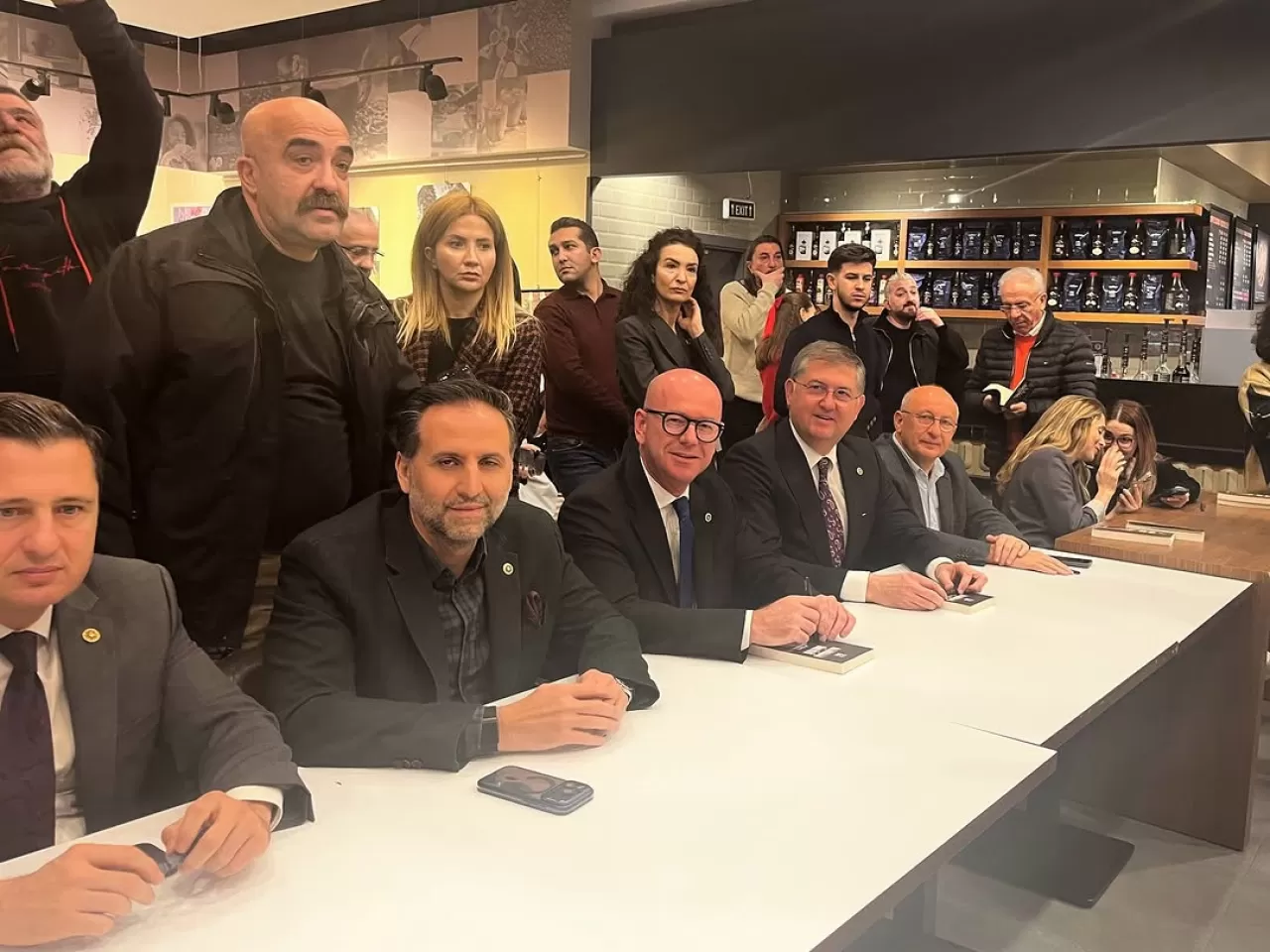 CHP'Lİ İSİMLERDEN BUĞRA GÖKÇE'NİN KİTABINA VEKALETEN İMZA