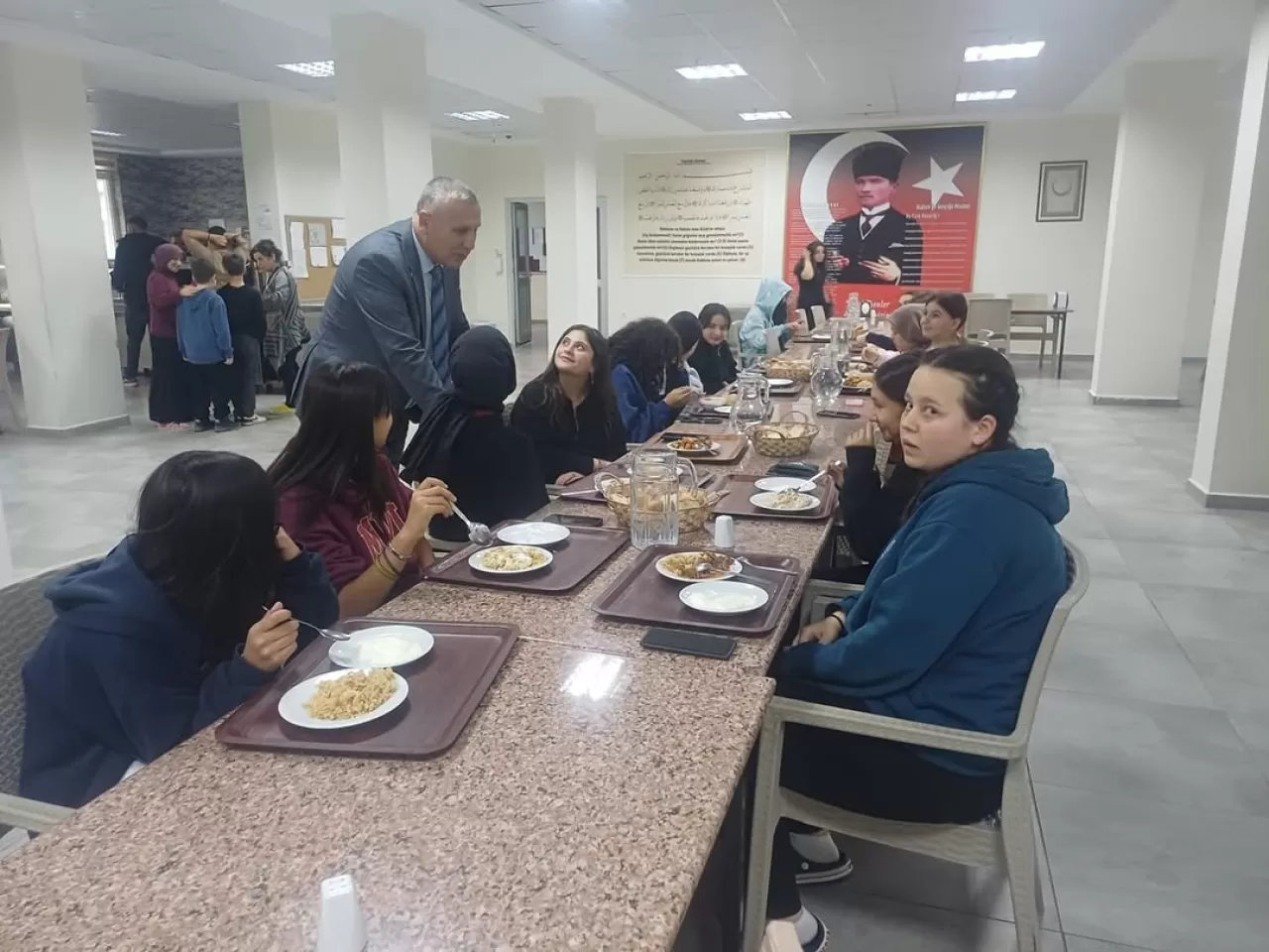 Burhaniye'de Öğrencilerle Akşam Yemeği Buluşması