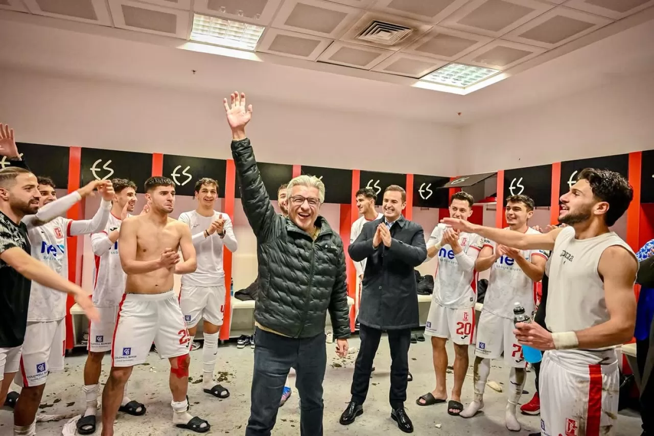 Balıkesirspor'dan Taraftara Gece Mesajı ve Galibiyet Fotoğrafları