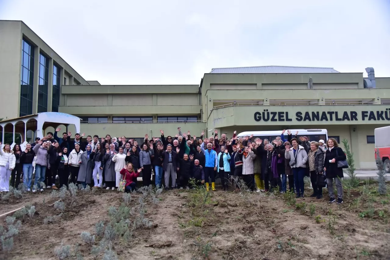 Balıkesir'de Kuşaklar, Lavanta Fideleri ile Buluştu