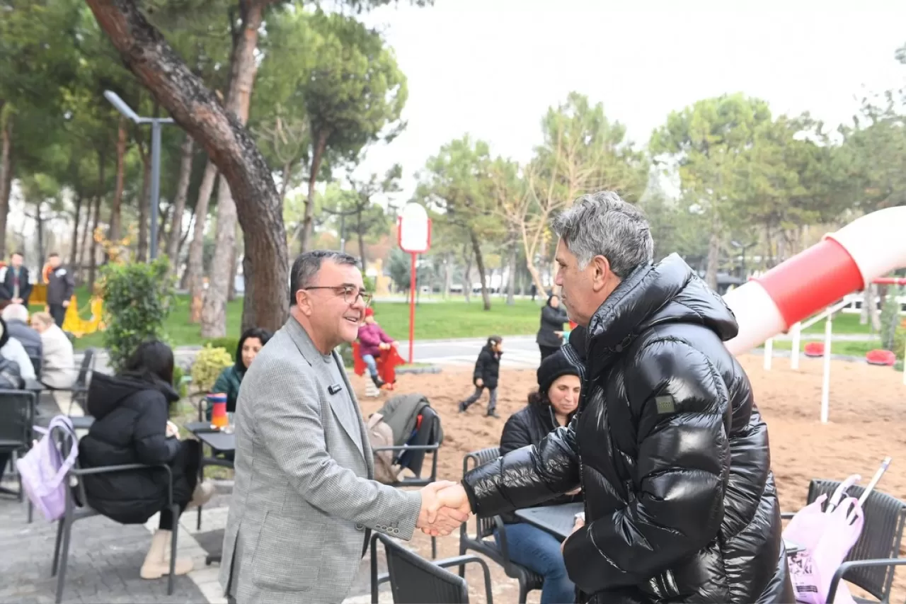 Belediye Başkanı Şehirli, Yenilenen Emekli Kafede Vatandaşlarla Buluştu