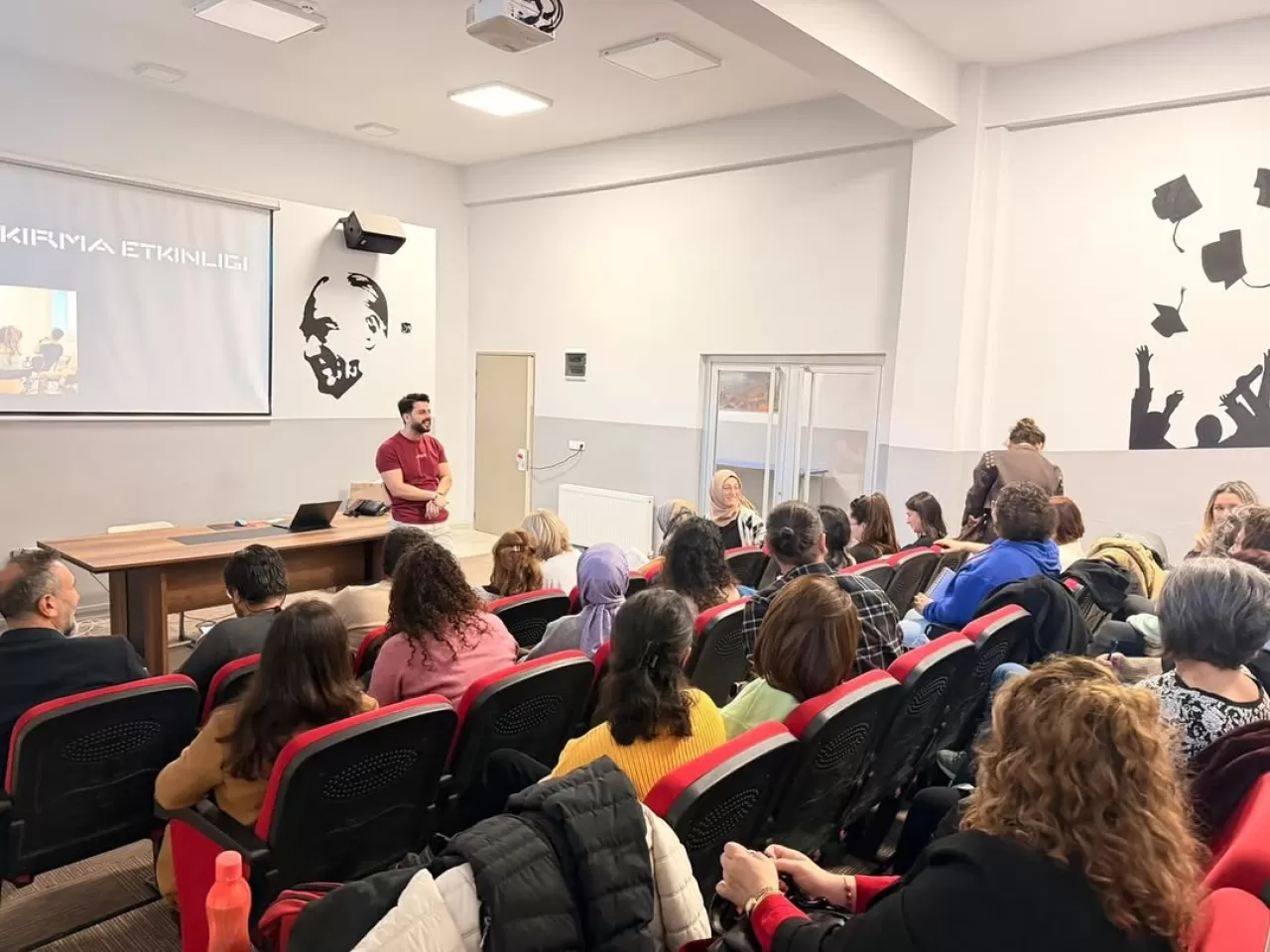 Burhaniye'de Öğretmenlere Yapay Zeka ve Dijital Dönüşüm Semineri