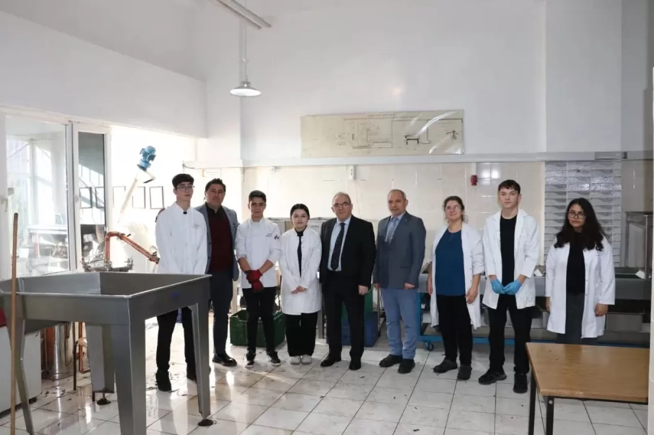 Edremit'te Meslek Lisesi Öğrencileri Zeytinyağı Üretmeye Başladı