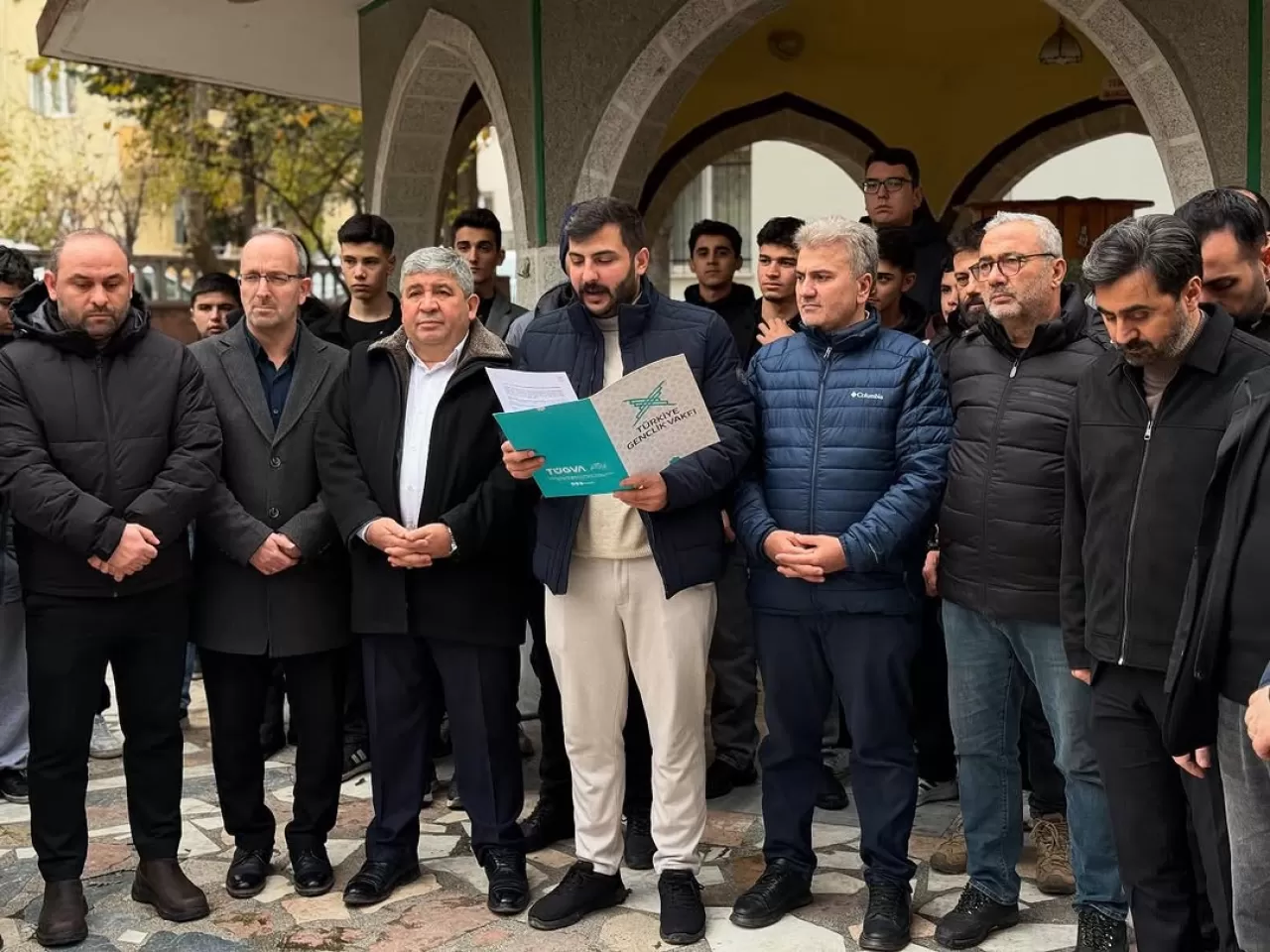 Canbey, Gençlerle Buluştu ve Okul Ziyaretinde Bulundu