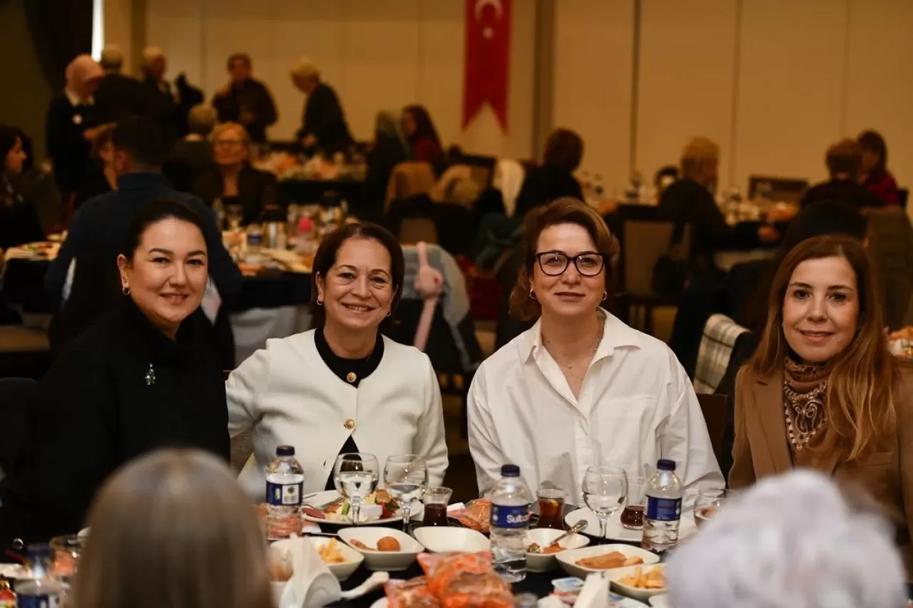 Balıkesir'de Yaşlılara Erken Yılbaşı Sürprizi