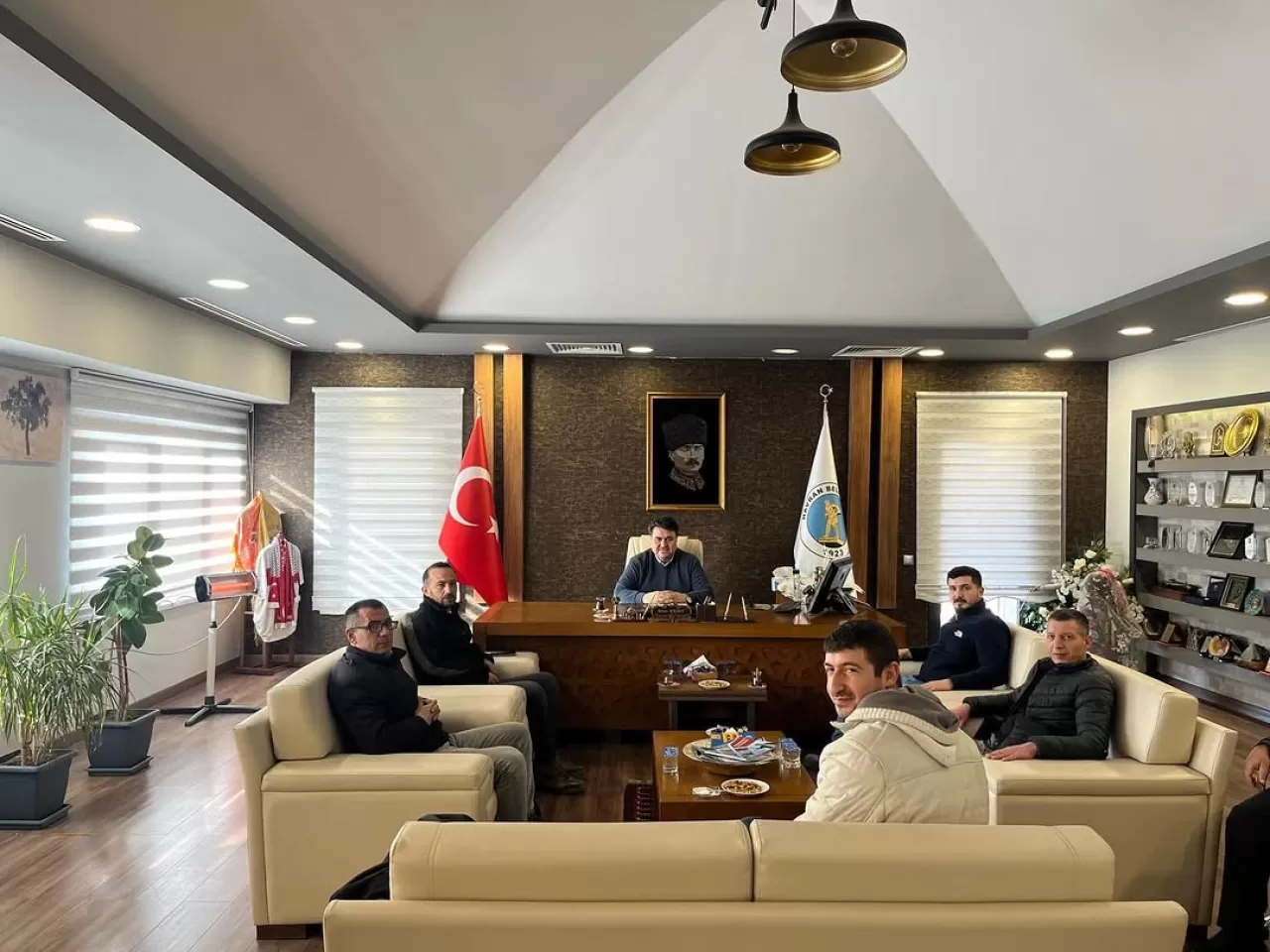 Havran Ülkü Ocakları Başkanı ve Yönetimi Belediye Başkanı'nı Ziyaret Etti