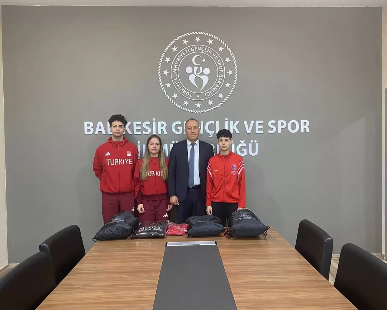 Eskrimcilerin Başarısı İl Müdürlüğü'nde Kutlandı