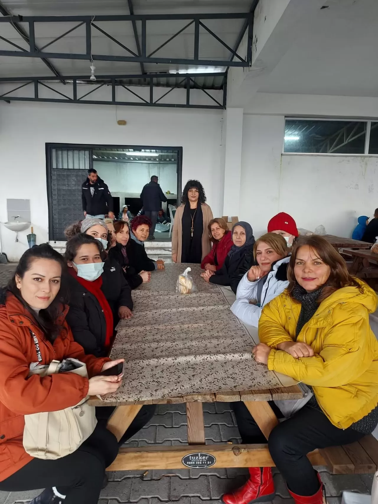 Edremit'te Kuaförlük Kursu Öğrencilerinden Yaşlılara Bakım Hizmeti