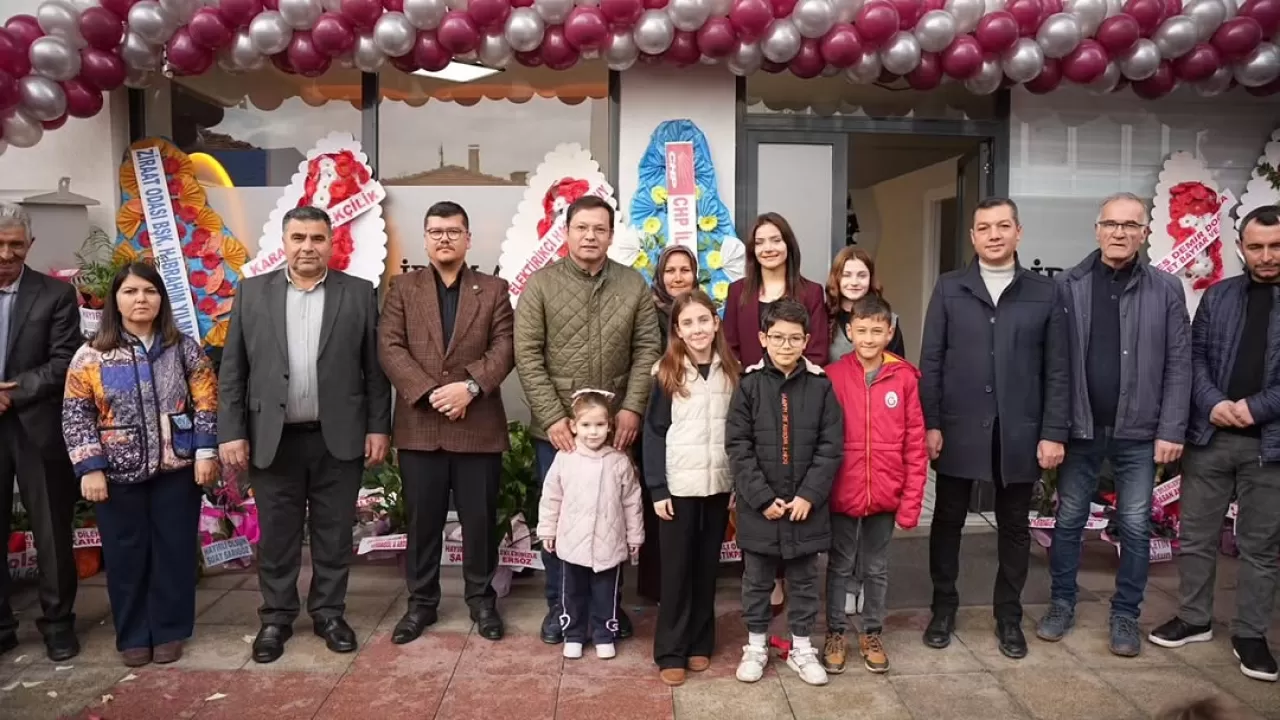 Sındırgı'da Genç Girişimci İrem Aksuy'un Kuaför Salonu Açıldı