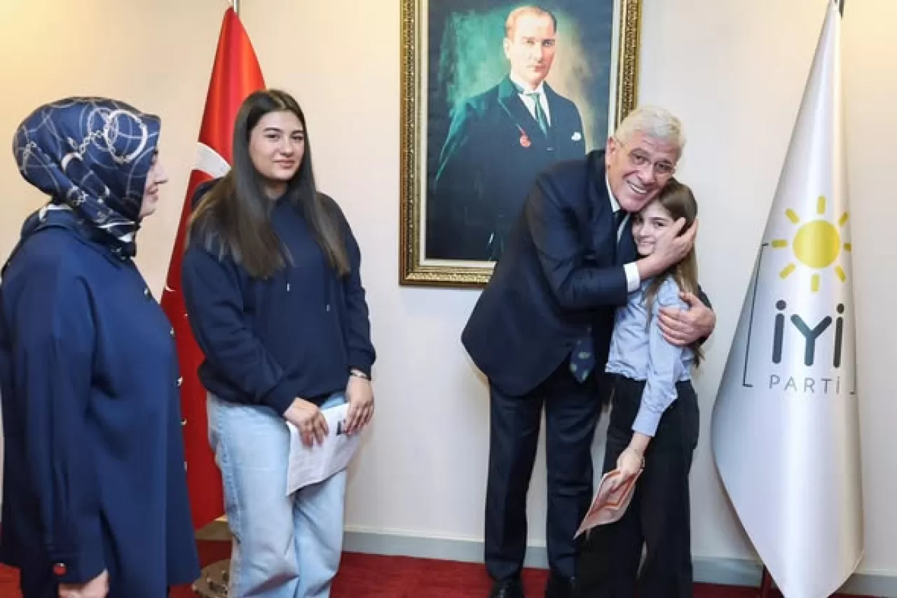 İYİ Partili Minikler Karnelerini Genel Merkez'de Gösterdi