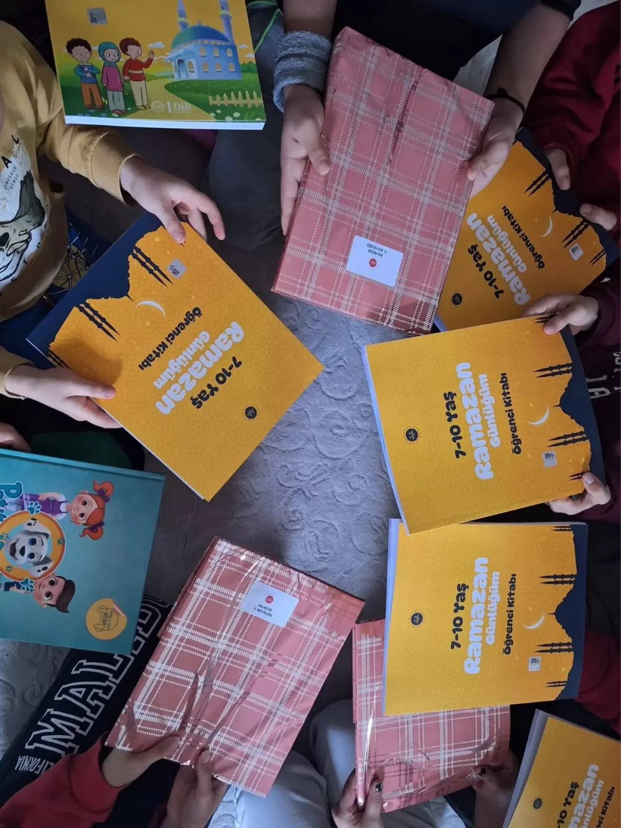Balıkesir'de Çocuklara Ramazan Hediyesi: Değerler Eğitimi Kitabı