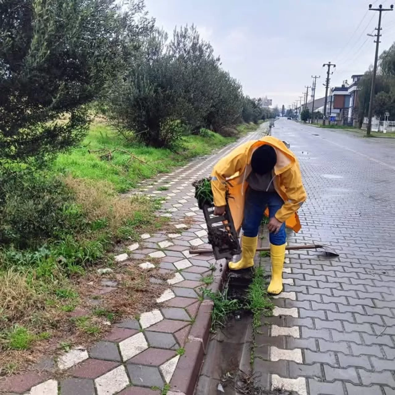 Edremit'te Altyapı ve Yol Çalışmaları Hız Kesmeden Devam Ediyor