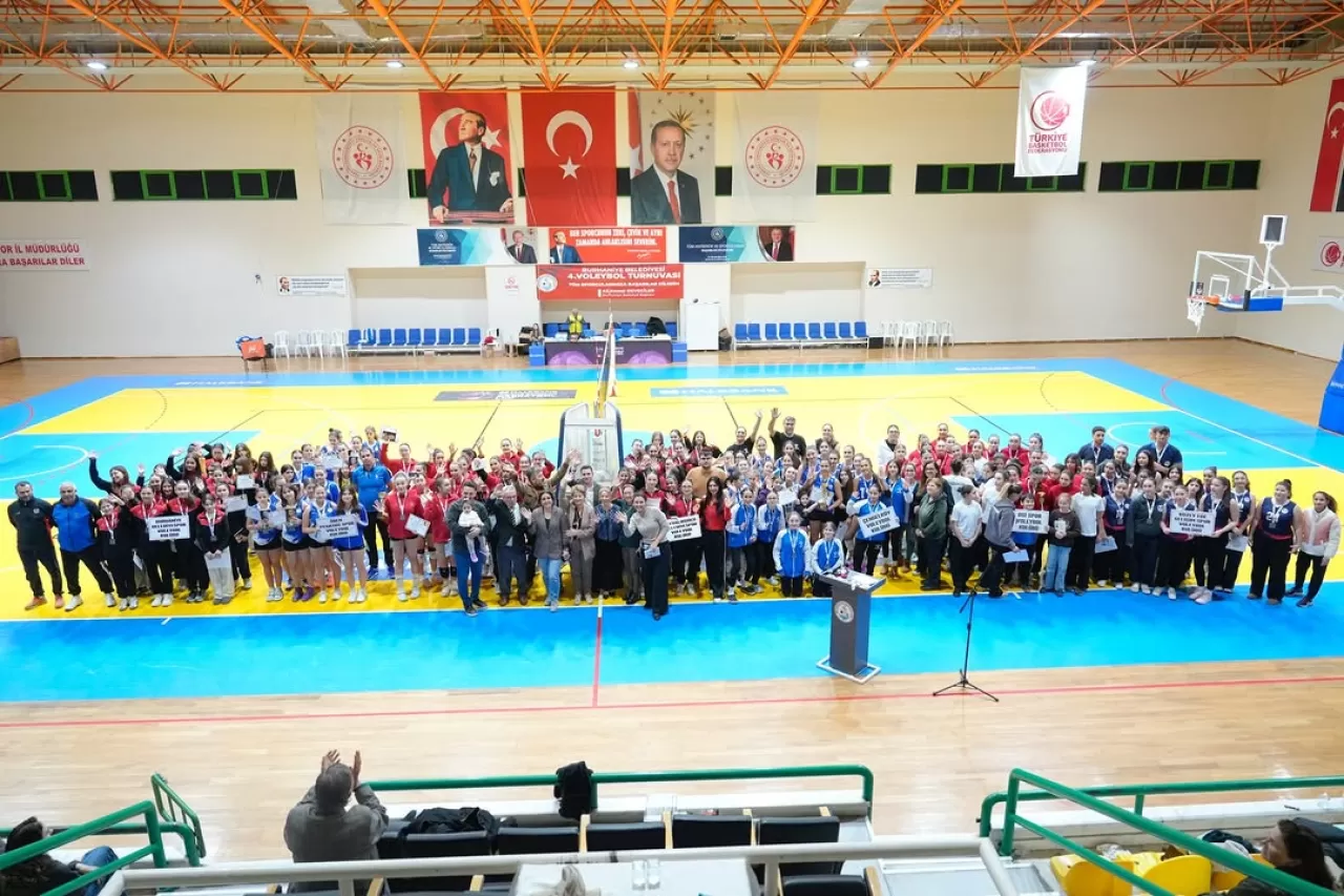 Burhaniye'de 4. Geleneksel Yıldız Kızlar Voleybol Turnuvası Coşkuyla Sona Erdi