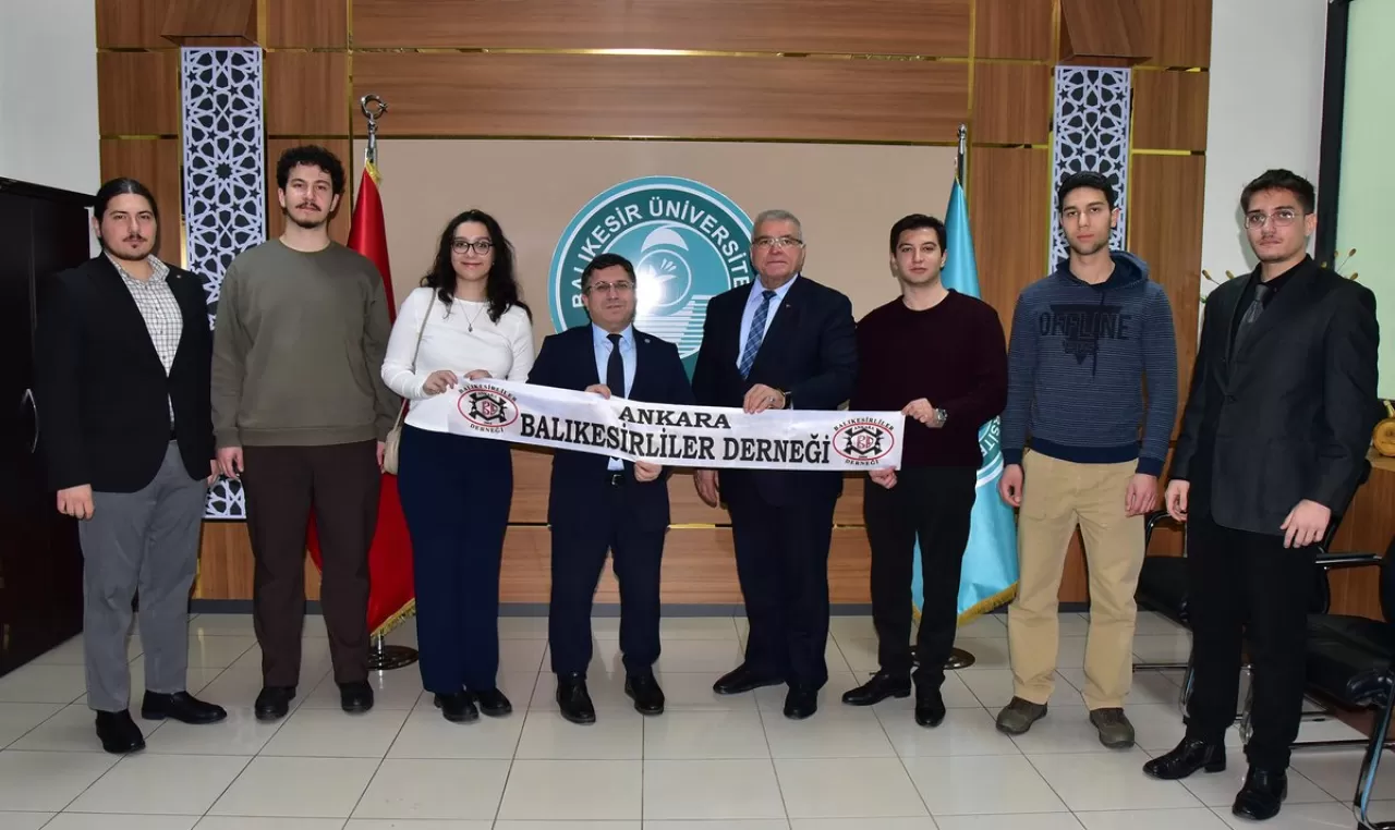Balıkesirli Öğrencilerden Rektör Oğurlu'ya Ziyaret