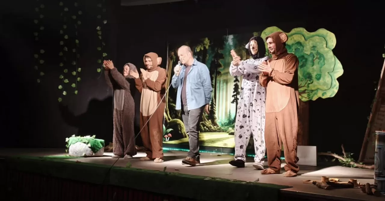 Burhaniye'de Çocuklar Tiyatroyla Karne Sevinci Yaşadı