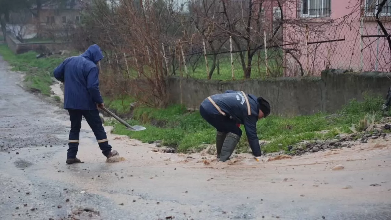 Sındırgı'da Yağış Öncesi ve Sonrası Altyapı Temizliği
