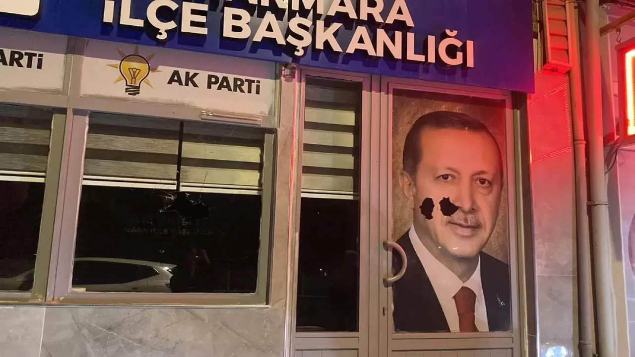 AK Parti Marmara İlçe Başkanlığı'na Taşlı Saldırı