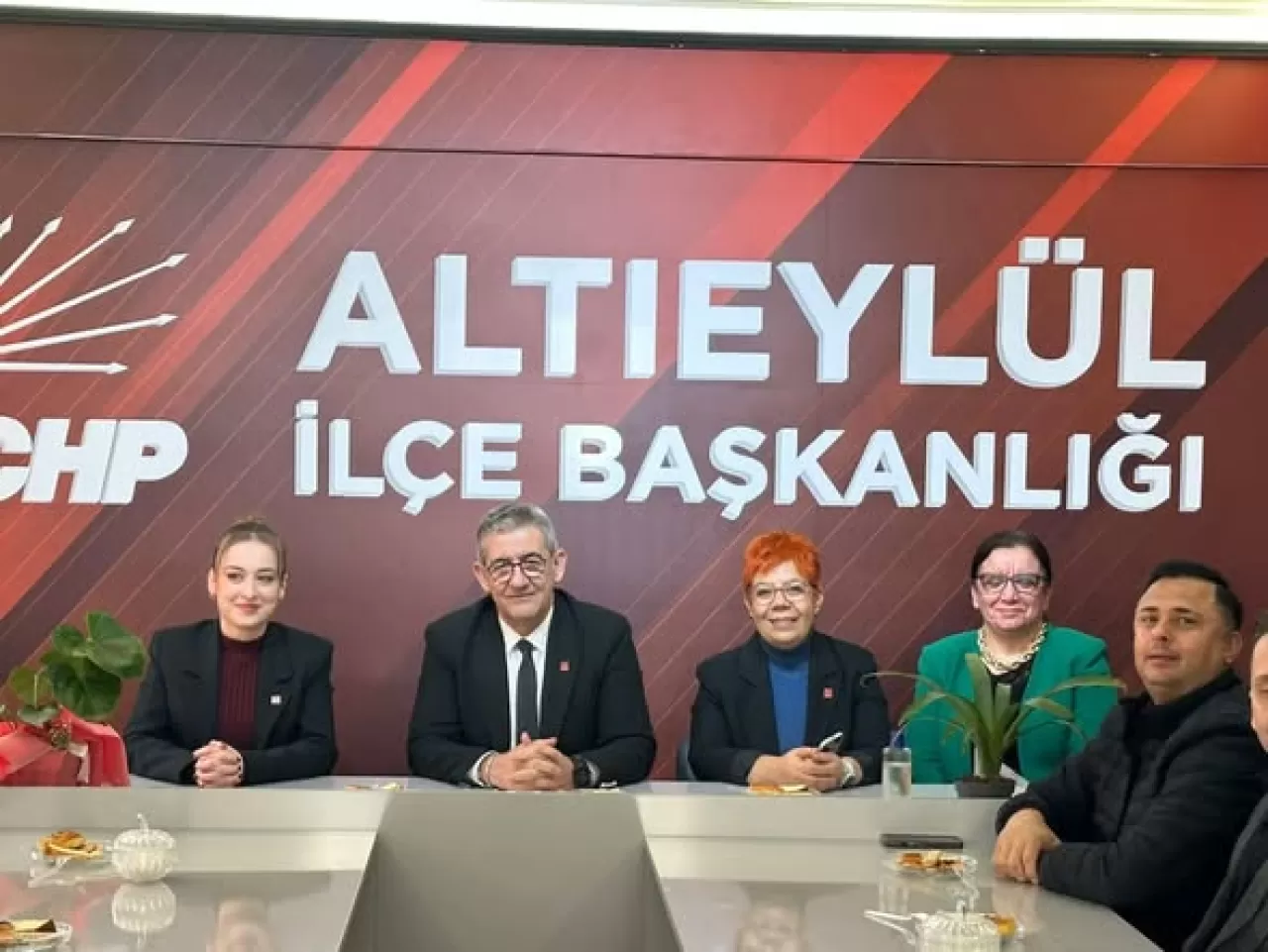 CHP Altıeylül'de Yeni İlçe Binasında Yol Haritası Belirlendi