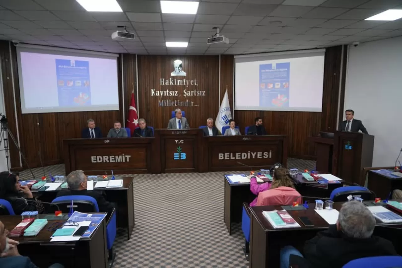 Edremit'te Muhtarlar Toplantısında Afet Hazırlıkları ve Altyapı Projeleri Konuşuldu