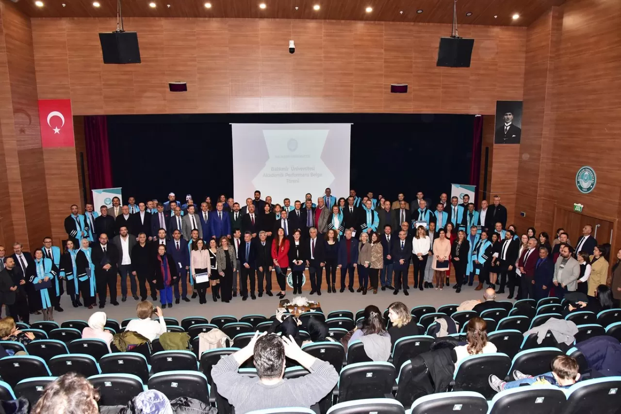 Balıkesir Üniversitesi'nde İlk Kez Akademik Performans Belge Töreni Düzenlendi