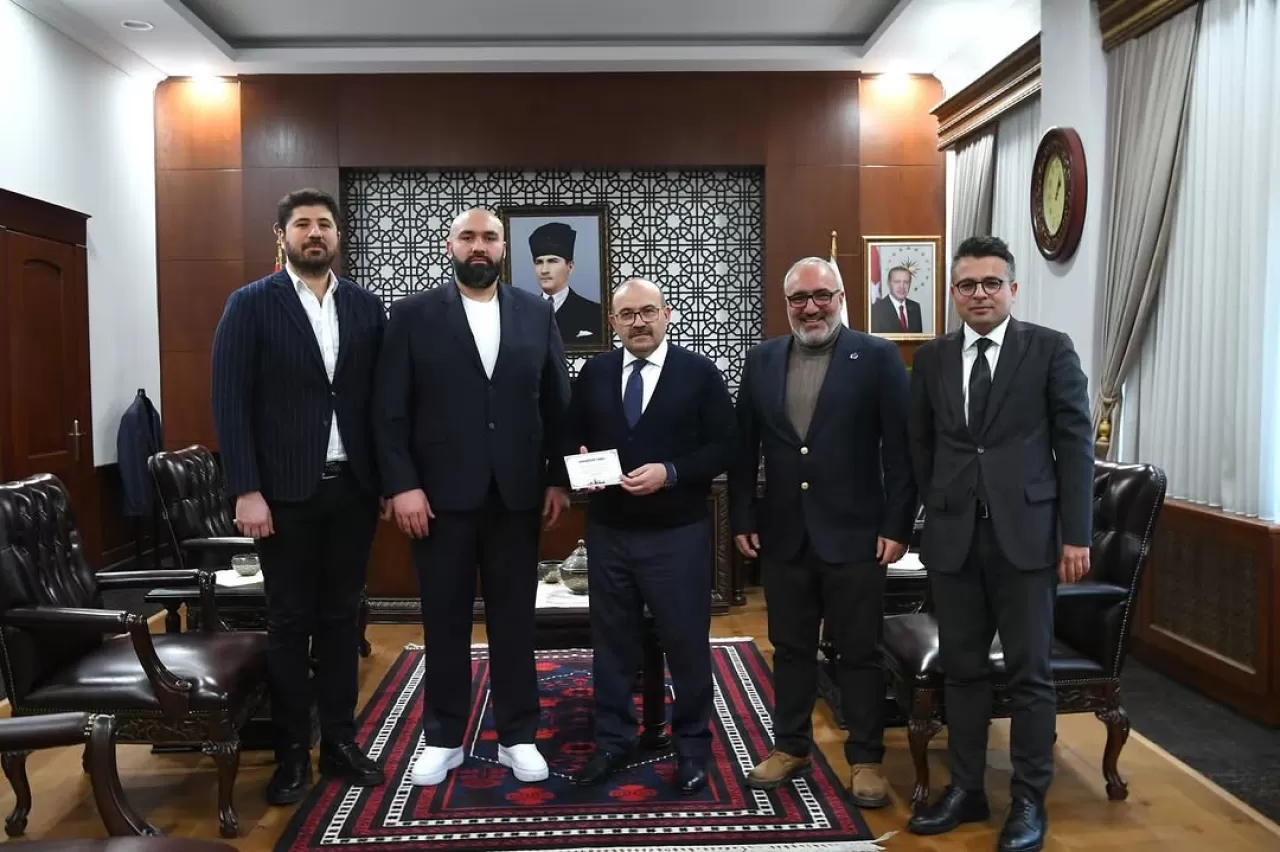 Milli Boksör Demirezen, Balıkesir Valisi Ustaoğlu'nu Ziyaret Etti