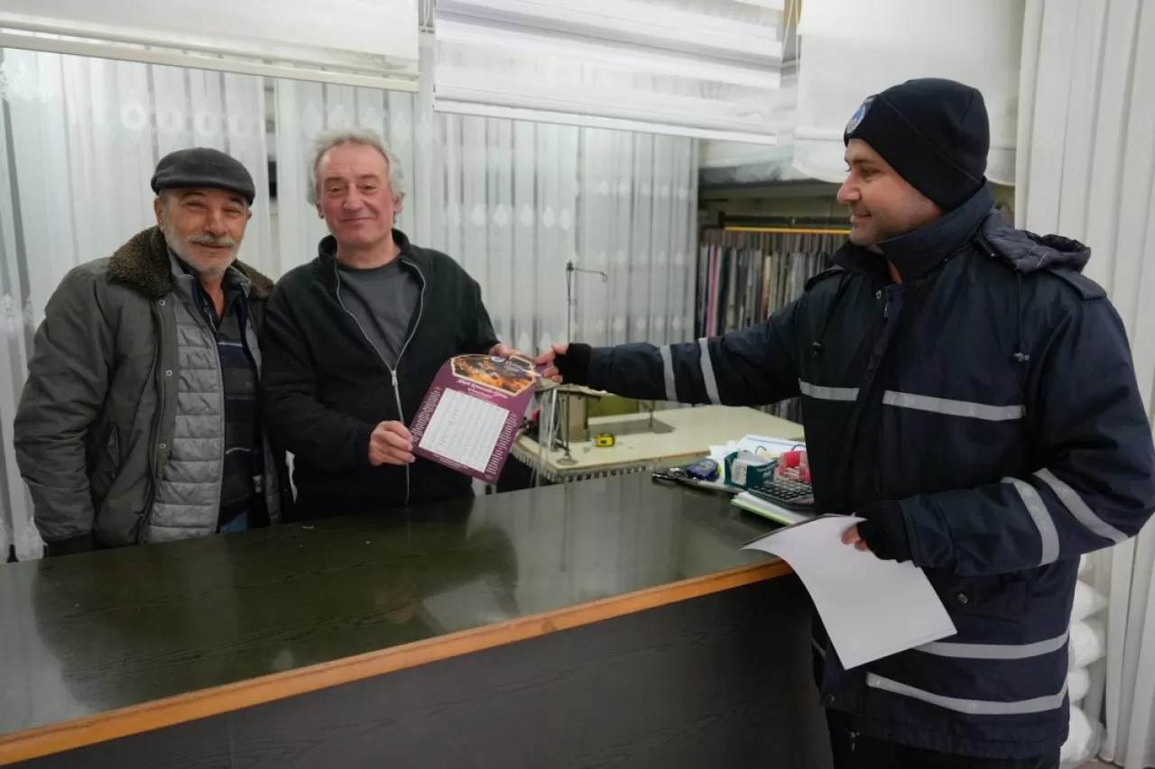 Burhaniye'de Ramazan İmsakiyeleri Dağıtılıyor