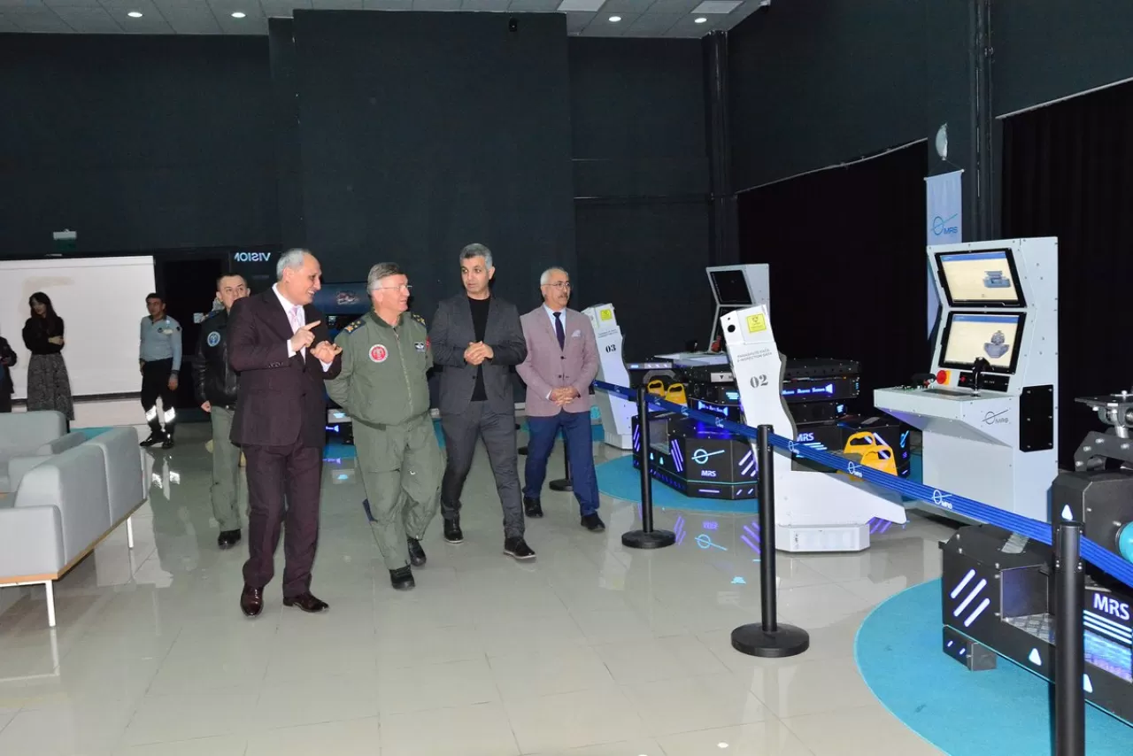 Balıkesir Üniversitesi Simülasyon Merkezi'nde Havacılık Eğitimi ve Savunma Sanayii İş Birliği Masaya Yatırıldı