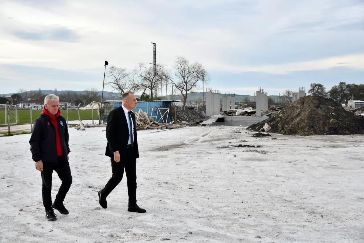 Manyas'ta Yapımı Devam Eden Spor Tesisleri Yerinde İncelendi
