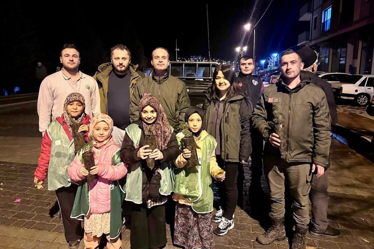 Balıkesir'de Öğrencilere Camide Fidan Dağıtıldı