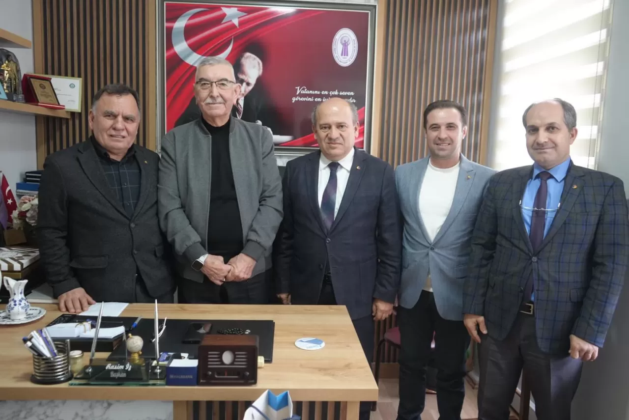 Edremit Ticaret Odası Başkanı Ahmet Çetin ve Heyeti, Edremit İnşaat Ustaları Esnaf ve Sanatkârlar Odası Başkanı Razim İz'i Ziyaret Etti