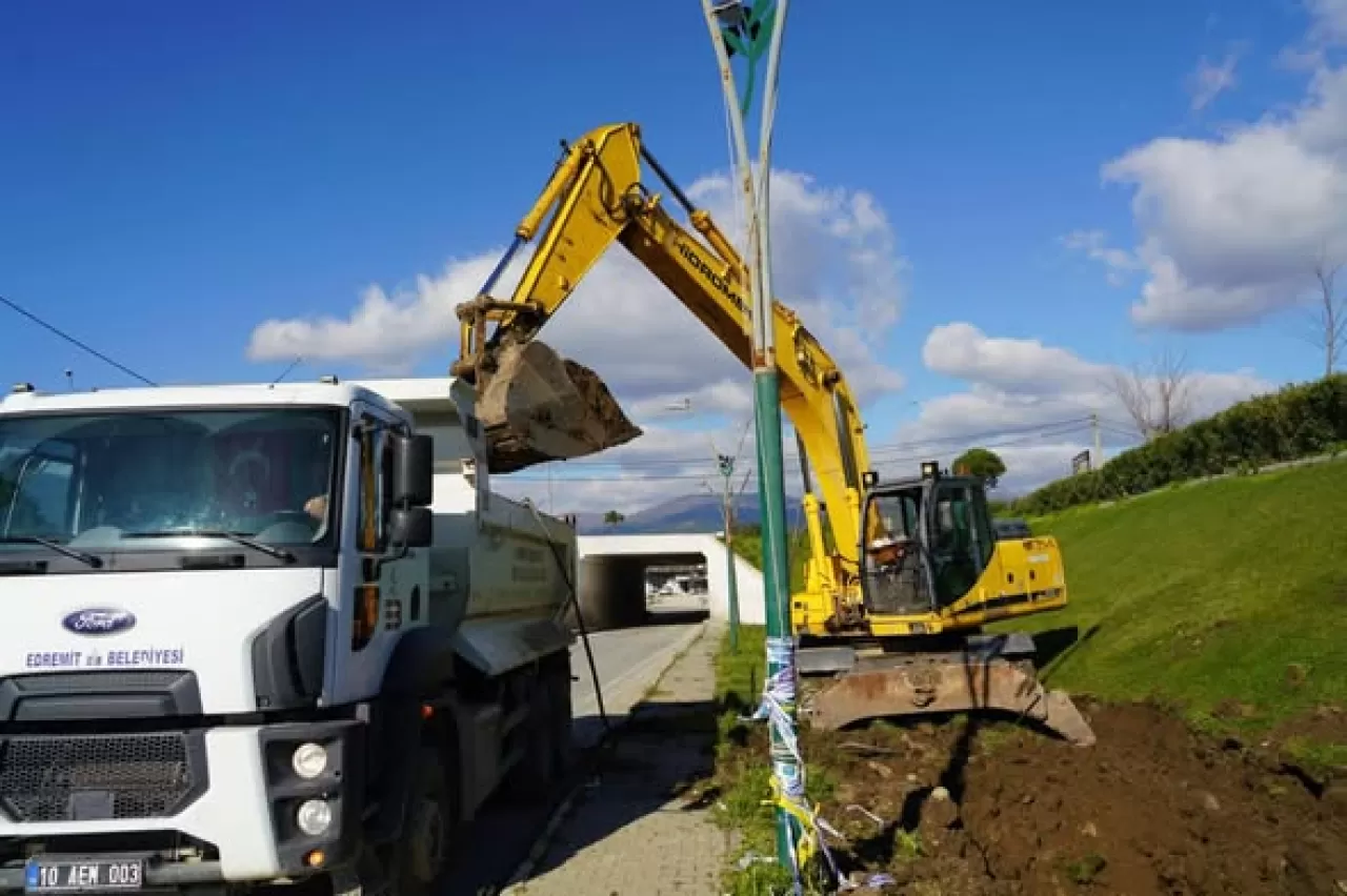 Edremit'te Zeytinli Alt Geçidi Yağmur Suyu Hattı Çalışmaları Sürüyor