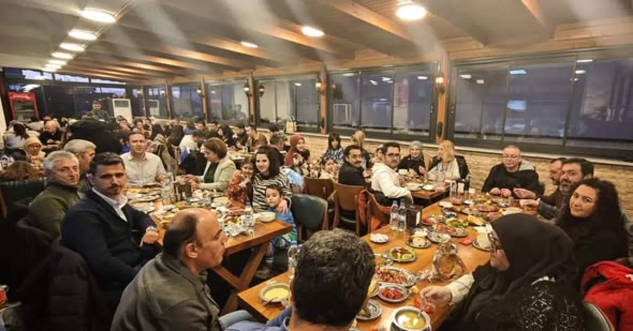 Gömeç'te Ramazan İftarında Tarım Personeli ve Aileleri Bir Araya Geldi